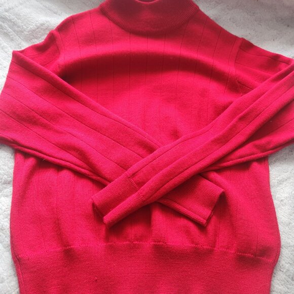 Red turtle neck - Picture 3 of 3